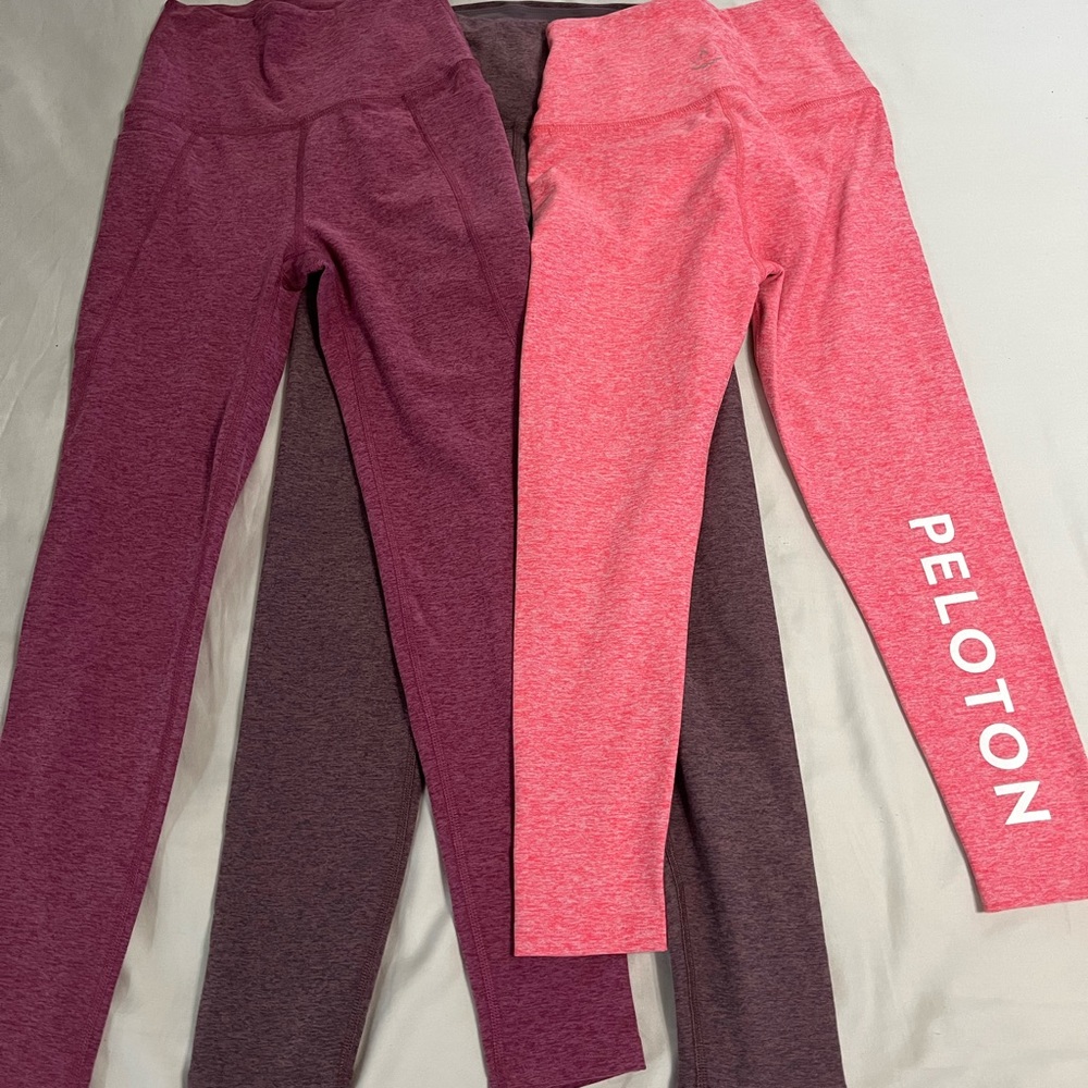 Preloved Beyond Yoga x Peloton 3 Pieces! In great condition, high waist 1 capri